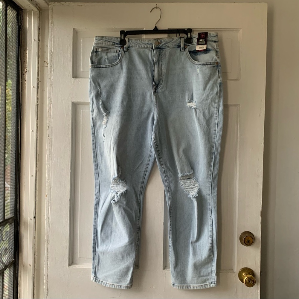 No Boundaries Light Colored Super High Rise Mom Jeans